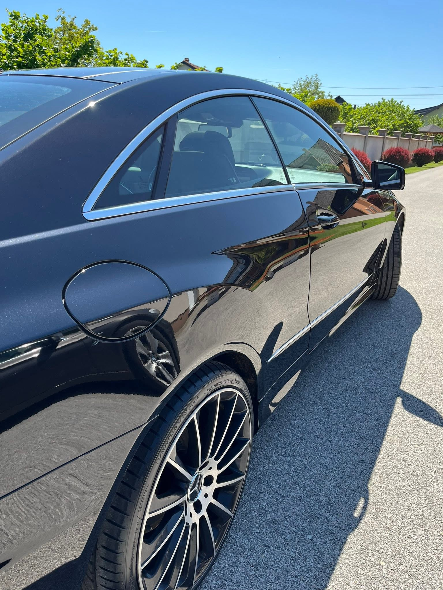 Crni Mercedes sjajnog laka nakon detailing tretmana HP Detailinga